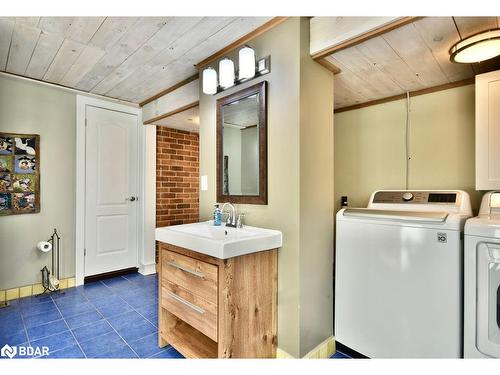 2415 Ronald Road, Minesing, ON - Indoor Photo Showing Laundry Room