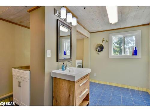 2415 Ronald Road, Minesing, ON - Indoor Photo Showing Bathroom