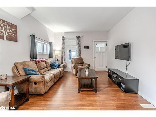 138 Cameron Street, Orillia, ON - Indoor Photo Showing Living Room