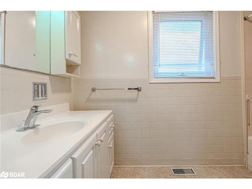 3 Pratt Road, Barrie, ON - Indoor Photo Showing Bathroom