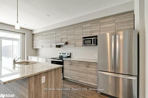 2961 Turner Crescent, London, ON - Indoor Photo Showing Kitchen With Double Sink With Upgraded Kitchen