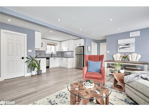 6394 Bluebird Street, Ramara, ON - Indoor Photo Showing Living Room