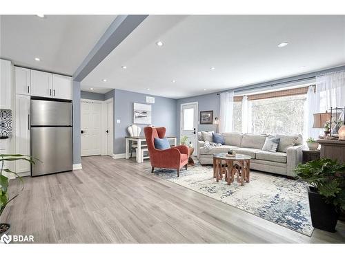 6394 Bluebird Street, Ramara, ON - Indoor Photo Showing Living Room