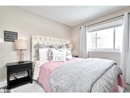 6394 Bluebird Street, Ramara, ON - Indoor Photo Showing Bedroom