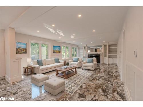 2269 Somers Boulevard, Innisfil, ON - Indoor Photo Showing Living Room