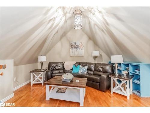 72 High Street, Barrie, ON - Indoor Photo Showing Living Room