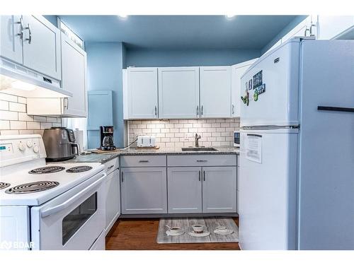 72 High Street, Barrie, ON - Indoor Photo Showing Kitchen