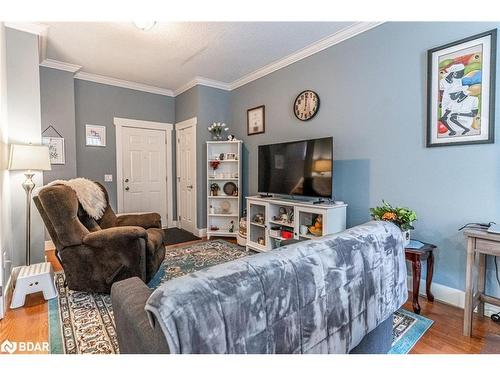 72 High Street, Barrie, ON - Indoor Photo Showing Living Room