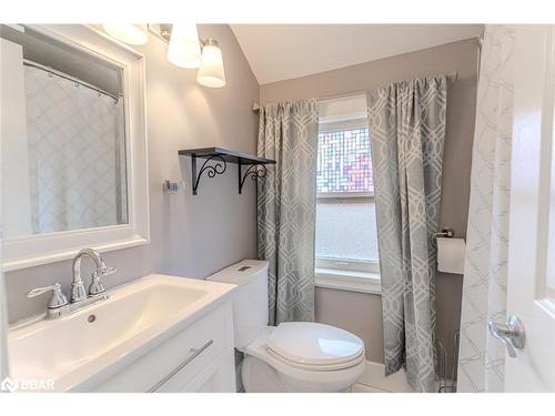 72 High Street, Barrie, ON - Indoor Photo Showing Bathroom