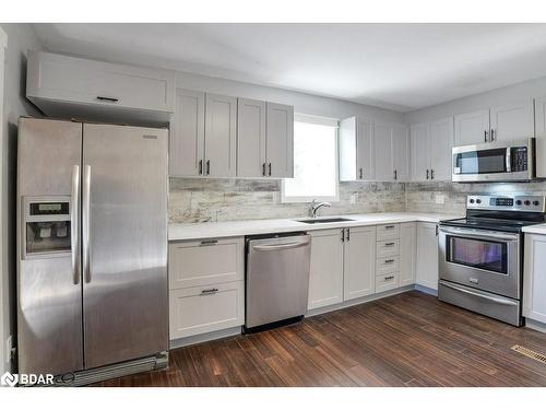 125 Oakwood Drive, Gravenhurst, ON - Indoor Photo Showing Kitchen With Upgraded Kitchen