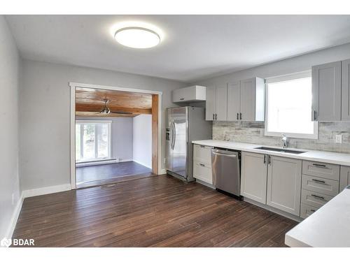 125 Oakwood Drive, Gravenhurst, ON - Indoor Photo Showing Kitchen