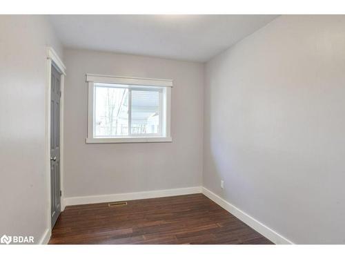 125 Oakwood Drive, Gravenhurst, ON - Indoor Photo Showing Other Room