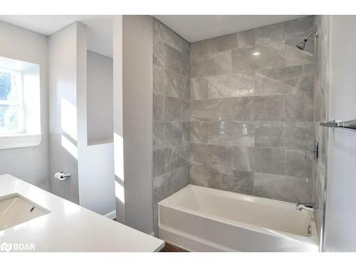 125 Oakwood Drive, Gravenhurst, ON - Indoor Photo Showing Bathroom