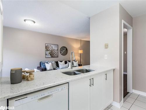 571 Rossellini Drive, Mississauga, ON - Indoor Photo Showing Kitchen With Double Sink