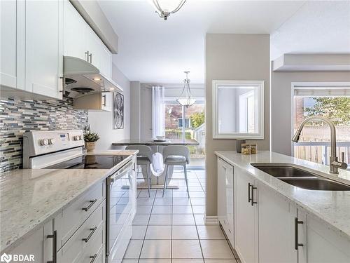 571 Rossellini Drive, Mississauga, ON - Indoor Photo Showing Kitchen With Double Sink With Upgraded Kitchen