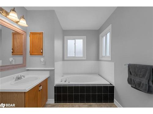 133 Cardinal Street, Barrie, ON - Indoor Photo Showing Bathroom