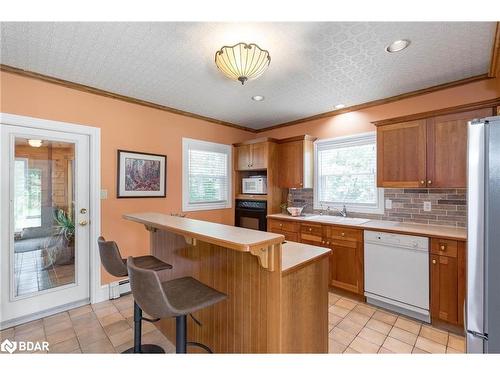 1897 10 Line N, Oro-Medonte, ON - Indoor Photo Showing Kitchen