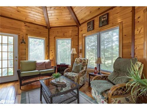 1897 10 Line N, Oro-Medonte, ON - Indoor Photo Showing Living Room