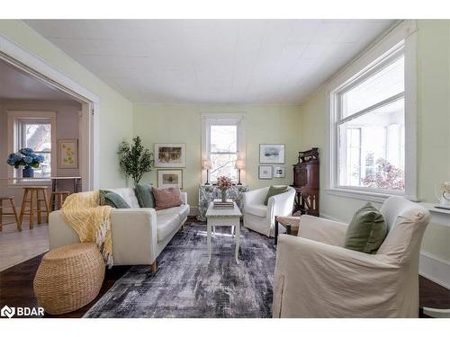 132 Jarvis Street, Orillia, ON - Indoor Photo Showing Living Room