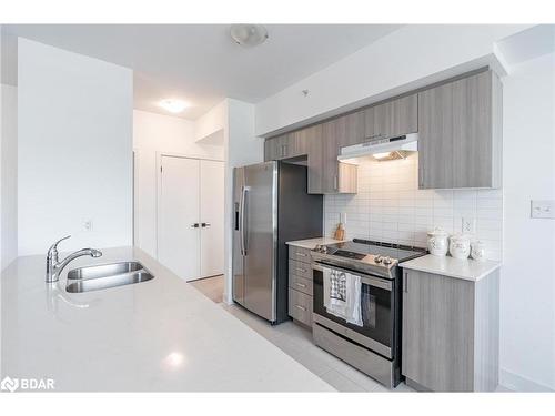 302-6 Spice Way, Barrie, ON - Indoor Photo Showing Kitchen With Double Sink With Upgraded Kitchen