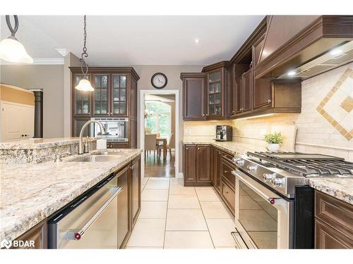 16 Boothby Crescent, Minesing, ON - Indoor Photo Showing Kitchen With Double Sink With Upgraded Kitchen