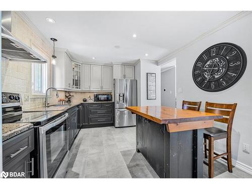 22 Patterson Place, Barrie, ON - Indoor Photo Showing Kitchen With Upgraded Kitchen