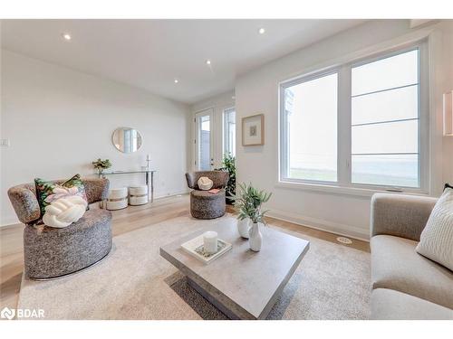 575 Port Darlington Road, Bowmanville, ON - Indoor Photo Showing Living Room