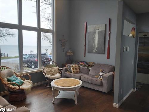 1605 Lakeshore Road, Selkirk, ON - Indoor Photo Showing Living Room