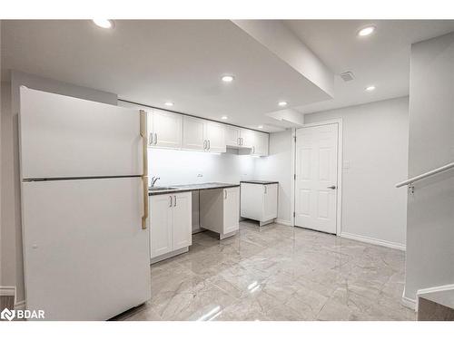 3 Cypress Point Street, Barrie, ON - Indoor Photo Showing Kitchen