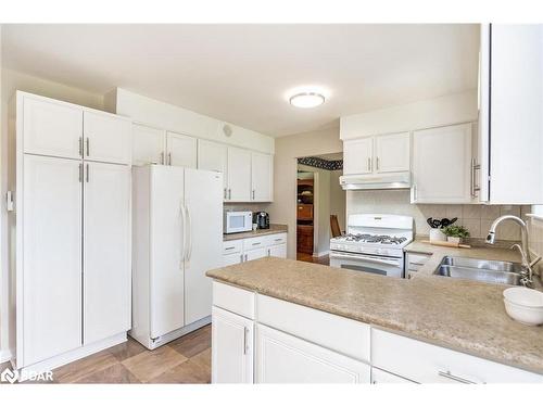 3 Artesian Avenue, Holland Landing, ON - Indoor Photo Showing Kitchen With Double Sink