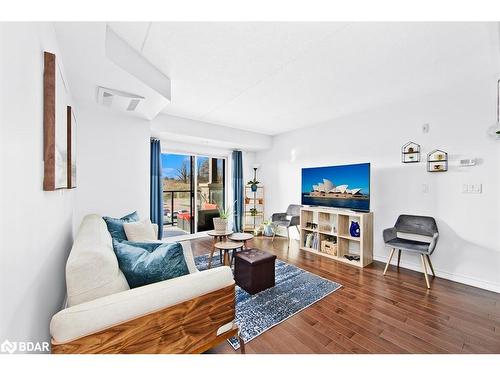 310-50 Bryan Court, Kitchener, ON - Indoor Photo Showing Living Room