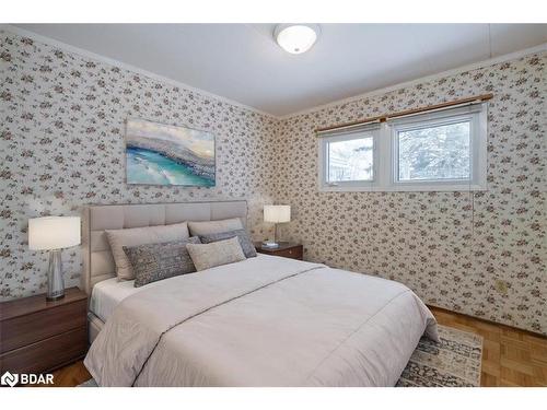 15 Flora Drive, Innisfil, ON - Indoor Photo Showing Bedroom