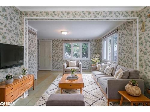 15 Flora Drive, Innisfil, ON - Indoor Photo Showing Living Room