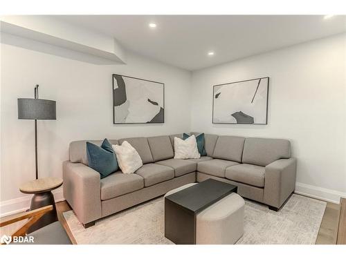 104 Fadine Road, Newmarket, ON - Indoor Photo Showing Living Room