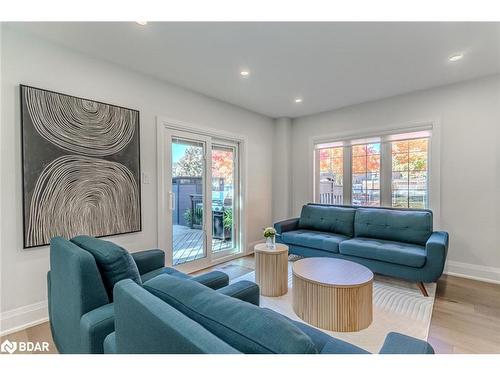 104 Fadine Road, Newmarket, ON - Indoor Photo Showing Living Room