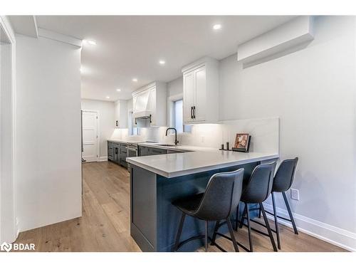 104 Fadine Road, Newmarket, ON - Indoor Photo Showing Kitchen With Upgraded Kitchen