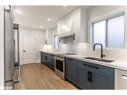 104 Fadine Road, Newmarket, ON - Indoor Photo Showing Kitchen With Double Sink With Upgraded Kitchen