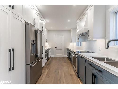 104 Fadine Road, Newmarket, ON - Indoor Photo Showing Kitchen With Double Sink With Upgraded Kitchen