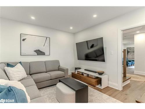 104 Fadine Road, Newmarket, ON - Indoor Photo Showing Living Room