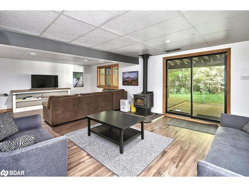 1046 Pine Springs Road, Algonquin Highlands, ON - Indoor Photo Showing Living Room