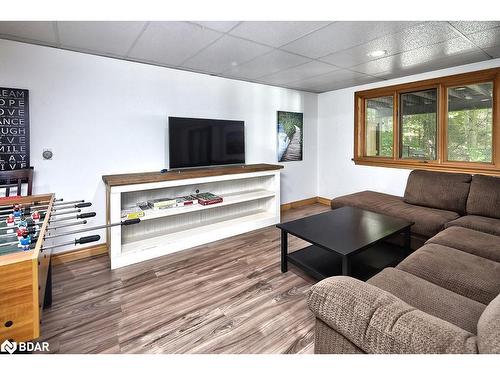 1046 Pine Springs Road, Algonquin Highlands, ON - Indoor Photo Showing Living Room