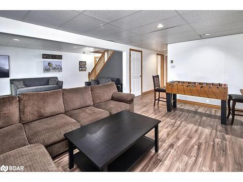 1046 Pine Springs Road, Algonquin Highlands, ON - Indoor Photo Showing Living Room