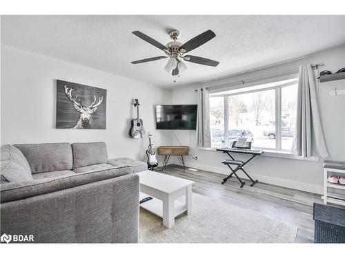 2 Walker Avenue, Orillia, ON - Indoor Photo Showing Living Room