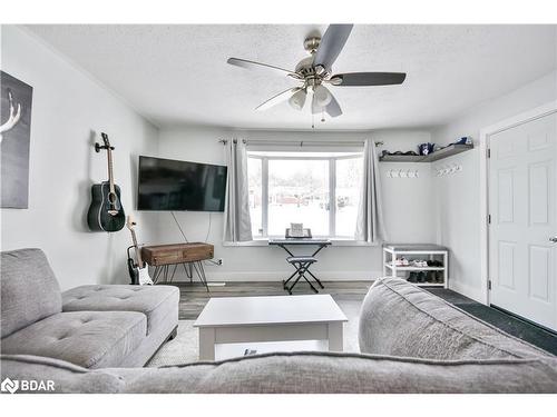 2 Walker Avenue, Orillia, ON - Indoor Photo Showing Living Room