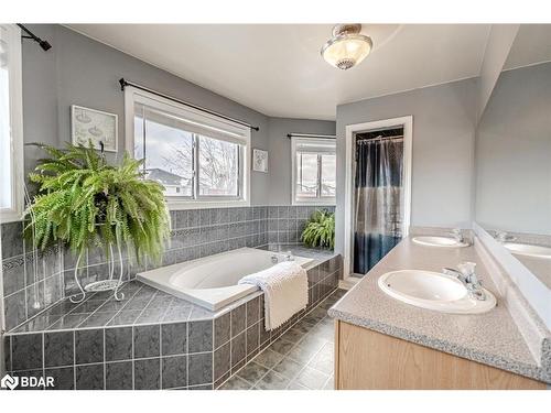 25 Serena Lane, Barrie, ON - Indoor Photo Showing Bathroom