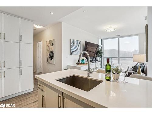 410-375 Sea Ray Avenue, Innisfil, ON - Indoor Photo Showing Kitchen