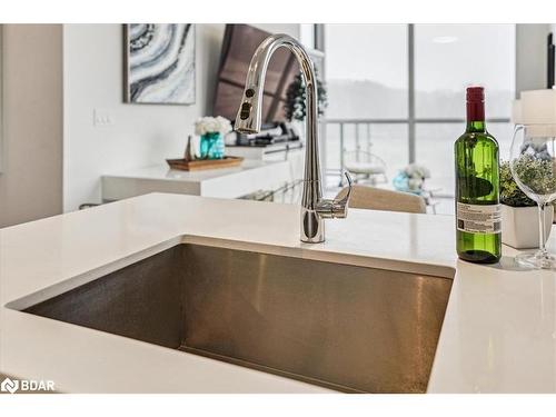 410-375 Sea Ray Avenue, Innisfil, ON - Indoor Photo Showing Kitchen