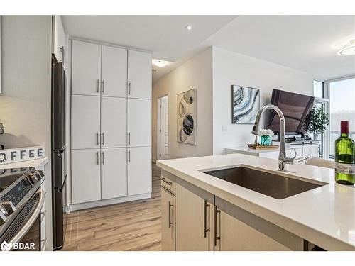 410-375 Sea Ray Avenue, Innisfil, ON - Indoor Photo Showing Kitchen