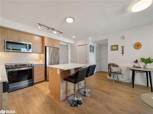 702-58 Lakeside Terrace, Barrie, ON - Indoor Photo Showing Kitchen