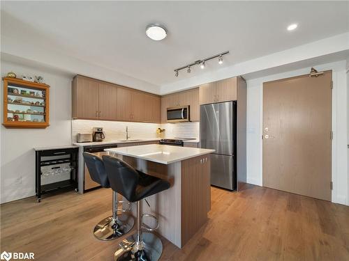 702-58 Lakeside Terrace, Barrie, ON - Indoor Photo Showing Kitchen With Upgraded Kitchen